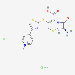 molecular formula C16H16Cl2N4O3S3 B1383138 4-(2-(((6R,7R)-7-氨基-2-羧基-8-氧代-5-硫杂-1-氮杂双环[4.2.0]辛-2-烯-3-基)硫代)噻唑-4-基)-1-甲基吡啶-1-鎓氯化氢 CAS No. 400827-64-7