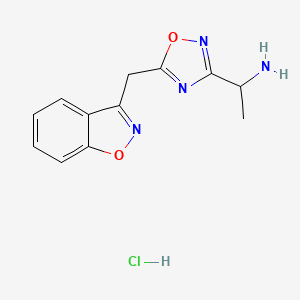 molecular formula C12H13ClN4O2 B1383482 1-{5-[(1,2-Benzoxazol-3-yl)methyl]-1,2,4-oxadiazol-3-yl}ethan-1-amine hydrochloride CAS No. 1795508-26-7
