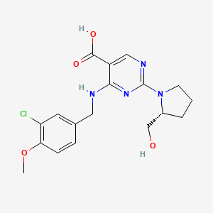 molecular formula C18H21ClN4O4 B1383610 (R)-4-((3-Chloro-4-methoxybenzyl)amino)-2-(2-(hydroxymethyl)pyrrolidin-1-yl)pyrimidine-5-carboxylic acid CAS No. 1638497-25-2