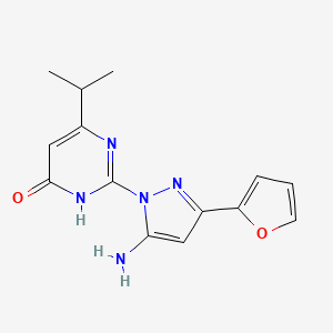 molecular formula C14H15N5O2 B1384436 2-[5-amino-3-(2-furyl)-1H-pyrazol-1-yl]-6-isopropylpyrimidin-4(3H)-one CAS No. 1206993-21-6