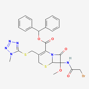molecular formula C26H25BrN6O5S2 B13845087 Benzhydryl 7-[(2-bromoacetyl)amino]-7-methoxy-3-[(1-methyltetrazol-5-yl)sulfanylmethyl]-8-oxo-5-thia-1-azabicyclo[4.2.0]oct-2-ene-2-carboxylate 