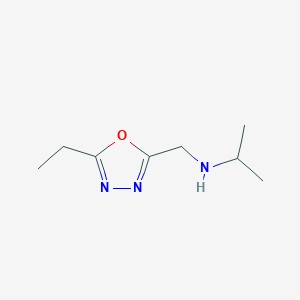 molecular formula C8H15N3O B1384883 N-[(5-Ethyl-1,3,4-oxadiazol-2-YL)methyl]propan-2-amine CAS No. 915920-02-4