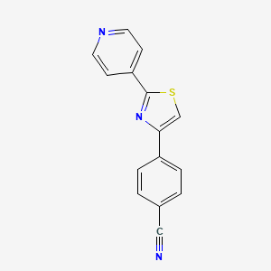molecular formula C15H9N3S B1387450 4-[2-(Pyridin-4-yl)-1,3-thiazol-4-yl]benzonitrile CAS No. 222629-39-2