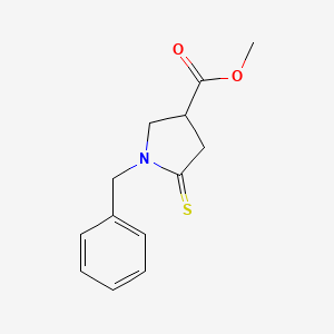 molecular formula C13H15NO2S B1391606 1-苄基-5-硫代氧吡咯烷-3-羧酸甲酯 CAS No. 874130-13-9