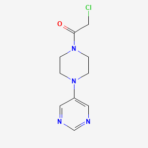 molecular formula C10H13ClN4O B1396381 5-[4-(氯乙酰)哌嗪-1-基]嘧啶 CAS No. 1306739-48-9