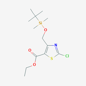 molecular formula C13H22ClNO3SSi B13966573 Ethyl 4-({[tert-butyl(dimethyl)silyl]oxy}methyl)-2-chloro-1,3-thiazole-5-carboxylate 