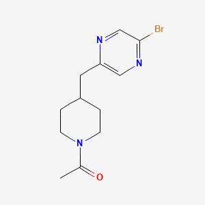 molecular formula C12H16BrN3O B1399254 1-(4-((5-Bromopyrazin-2-yl)methyl)piperidin-1-yl)ethanone CAS No. 1316220-17-3