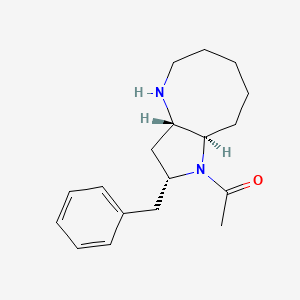 molecular formula C18H26N2O B1401339 1-((2R,3AS,9aR)-2-Benzyl-decahydro-1,4-diaza-cyclopentacycloocten-1-yl)-ethanone CAS No. 1391536-98-3