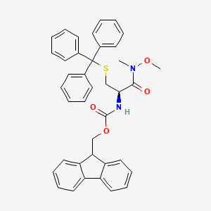 molecular formula C39H36N2O4S B1404059 9H-fluoren-9-ylmethyl N-[(1R)-1-[methoxy(methyl)carbamoyl]-2-[(triphenylmethyl)sulfanyl]ethyl]carbamate CAS No. 370857-83-3