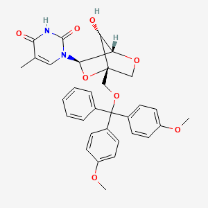 molecular formula C32H32N2O8 B14040933 1-((1R,3R,4S,7R)-1-((Bis(4-methoxyphenyl)(phenyl)methoxy)methyl)-7-hydroxy-2,5-dioxabicyclo[2.2.1]heptan-3-yl)-5-methylpyrimidine-2,4(1H,3H)-dione 