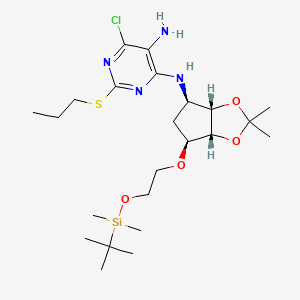 molecular formula C23H41ClN4O4SSi B1405899 N4-((3aS,4R,6S,6aR)-6-(2-((tert-butyldimethylsilyl)oxy)ethoxy)-2,2-dimethyltetrahydro-3aH-cyclopenta[d][1,3]dioxol-4-yl)-6-chloro-2-(propylthio)pyrimidine-4,5-diamine CAS No. 1400665-91-9