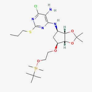 molecular formula C23H41ClN4O4SSi B1405899 4,5-Pyrimidinediamine, 6-chloro-N4-[(3aS,4R,6S,6aR)-6-[2-[[(1,1-dimethylethyl)dimethylsilyl]oxy]ethoxy]tetrahydro-2,2-dimethyl-4H-cyclopenta-1,3-dioxol-4-yl]-2-(propylthio)- CAS No. 1400665-91-9