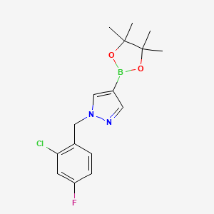 B1406478 1-[(2-Chloro-4-fluorophenyl)methyl]-4-(4,4,5,5-tetramethyl-1,3,2-dioxaborolan-2-yl)pyrazole CAS No. 1604036-70-5