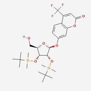 molecular formula C27H41F3O7Si2 B14071536 7-(((2S,3R,4R,5R)-3,4-bis((tert-butyldimethylsilyl)oxy)-5-(hydroxymethyl)tetrahydrofuran-2-yl)oxy)-4-(trifluoromethyl)-2H-chromen-2-one 