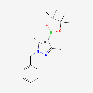 molecular formula C18H25BN2O2 B1407930 1-Benzyl-3,5-dimethyl-4-(4,4,5,5-tetramethyl-1,3,2-dioxaborolan-2-yl)-1h-pyrazole CAS No. 1430750-47-2