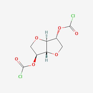 molecular formula C8H8Cl2O6 B1412321 3,6-Bis[(chlorocarbonyl)oxy]hexahydrofuro-[3,2-b]furan CAS No. 163877-37-0