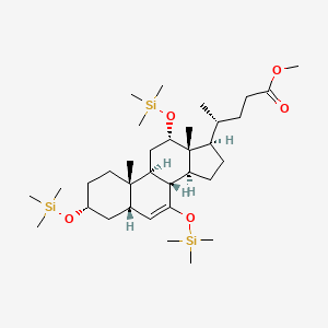 molecular formula C34H64O5Si3 B14135415 methyl (4R)-4-[(3R,5S,8R,9S,10S,12S,13R,14S,17R)-10,13-dimethyl-3,7,12-tris(trimethylsilyloxy)-2,3,4,5,8,9,11,12,14,15,16,17-dodecahydro-1H-cyclopenta[a]phenanthren-17-yl]pentanoate CAS No. 1198787-00-6