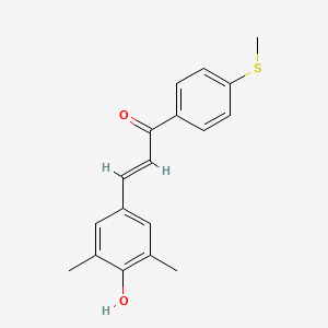 molecular formula C18H18O2S B1416573 (E)-3-(4-hydroxy-3,5-dimethylphenyl)-1-(4-(methylthio)phenyl)prop-2-en-1-one CAS No. 824932-89-0