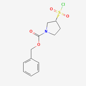 molecular formula C12H14ClNO4S B1421422 benzyl (3R)-3-(chlorosulfonyl)pyrrolidine-1-carboxylate CAS No. 1134112-00-7