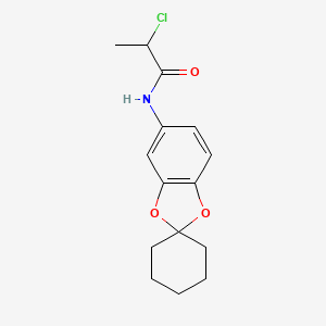 molecular formula C15H18ClNO3 B1421426 2-chloro-N-{spiro[1,3-benzodioxole-2,1'-cyclohexane]-6-yl}propanamide CAS No. 1235439-44-7