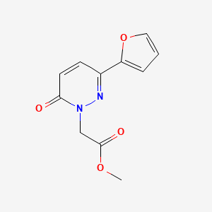 molecular formula C11H10N2O4 B1423678 methyl 2-[3-(furan-2-yl)-6-oxo-1,6-dihydropyridazin-1-yl]acetate CAS No. 1232776-63-4