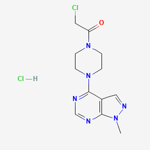 molecular formula C12H16Cl2N6O B1424874 2-chloro-1-(4-{1-methyl-1H-pyrazolo[3,4-d]pyrimidin-4-yl}piperazin-1-yl)ethan-1-one hydrochloride CAS No. 1258651-81-8