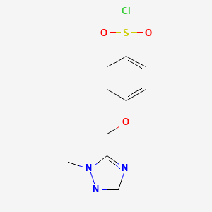 molecular formula C10H10ClN3O3S B1425826 4-[(1-methyl-1H-1,2,4-triazol-5-yl)methoxy]benzene-1-sulfonyl chloride CAS No. 1423031-78-0