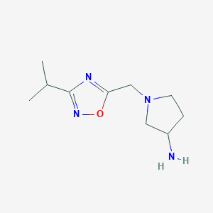 molecular formula C10H18N4O B1426192 1-{[3-(丙烷-2-基)-1,2,4-恶二唑-5-基]甲基}吡咯烷-3-胺 CAS No. 832717-04-1