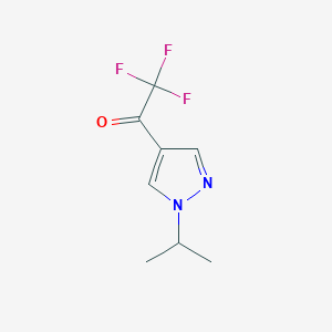 molecular formula C8H9F3N2O B1426821 2,2,2-trifluoro-1-[1-(propan-2-yl)-1H-pyrazol-4-yl]ethan-1-one CAS No. 1342725-36-3