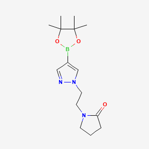 molecular formula C15H24BN3O3 B1427166 1-{2-[4-(四甲基-1,3,2-二氧杂硼环丁烷-2-基)-1H-吡唑-1-基]乙基}吡咯烷-2-酮 CAS No. 1342834-87-0
