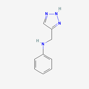 molecular formula C9H10N4 B1427575 N-[(1H-1,2,3-triazol-5-yl)methyl]aniline CAS No. 165397-77-3