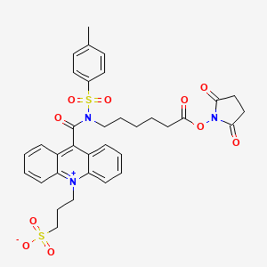 molecular formula C34H35N3O10S2 B1428676 3-(9-((6-(2,5-Dioxopyrrolidin-1-yloxy)-6-oxohexyl)(tosyl)carbamoyl)acridinium-10-yl)propane-1-sulfonate CAS No. 866366-12-3
