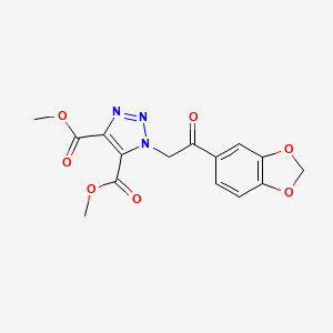 molecular formula C15H13N3O7 B1429283 4,5-dimethyl 1-[2-(2H-1,3-benzodioxol-5-yl)-2-oxoethyl]-1H-1,2,3-triazole-4,5-dicarboxylate CAS No. 1403233-60-2