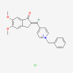 molecular formula C24H22ClNO3 B1429495 (E)-1-benzyl-4-((5,6-dimethoxy-1-oxo-1H-inden-2(3H)-ylidene)methyl)pyridinium chloride CAS No. 1188913-39-4