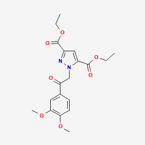 molecular formula C19H22N2O7 B1432040 diethyl 1-[2-(3,4-dimethoxyphenyl)-2-oxoethyl]-1H-pyrazole-3,5-dicarboxylate CAS No. 1638612-84-6