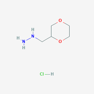 molecular formula C5H13ClN2O2 B1432162 (1,4-Dioxan-2-ylmethyl)hydrazine hydrochloride CAS No. 1390654-63-3