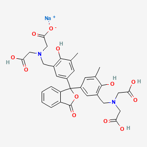 molecular formula C32H32N2NaO12 B1432182 Sodium;2-[[5-[1-[3-[[bis(carboxymethyl)amino]methyl]-4-hydroxy-5-methylphenyl]-3-oxo-2-benzofuran-1-yl]-2-hydroxy-3-methylphenyl]methyl-(carboxymethyl)amino]acetate CAS No. 1423037-17-5
