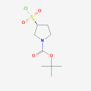 molecular formula C9H16ClNO4S B1434621 (R)-tert-Butyl 3-(chlorosulfonyl)pyrrolidine-1-carboxylate CAS No. 1932525-90-0