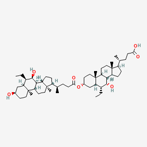 molecular formula C52H86O7 B1435219 (4R)-4-[(3R,5S,6R,7R,8S,9S,10S,13R,14S,17R)-6-ethyl-3-[(4R)-4-[(3R,5S,6R,7R,8S,9S,10S,13R,14S,17R)-6-ethyl-3,7-dihydroxy-10,13-dimethyl-2,3,4,5,6,7,8,9,11,12,14,15,16,17-tetradecahydro-1H-cyclopenta[a]phenanthren-17-yl]pentanoyl]oxy-7-hydroxy-10,13-dimethyl-2,3,4,5,6,7,8,9,11,12,14,15,16,17-tetradecahydro-1H-cyclopenta[a]phenanthren-17-yl]pentanoic acid CAS No. 1908444-28-9