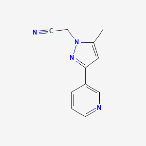 molecular formula C11H10N4 B1435230 2-(5-methyl-3-(pyridin-3-yl)-1H-pyrazol-1-yl)acetonitrile CAS No. 2095410-80-1