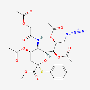 molecular formula C26H32N4O12S B1435790 Methyl (Phenyl 5-Acetoxyacetamido-4,7,8-tri-O-acetyl-9-azido-3,5,9-trideoxy-2-thio-D-glycero-beta-D-galacto-2-nonulopyranosid)onate CAS No. 1195053-25-8