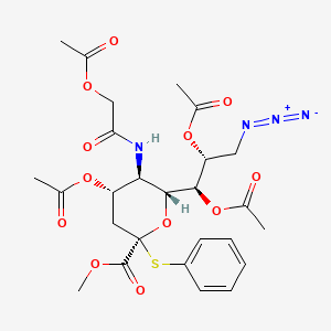molecular formula C26H32N4O12S B1435790 甲基(2R,4S,5R,6R)-4-乙酰氧基-5-[(2-乙酰氧基乙酰)氨基]-6-[(1R,2R)-1,2-二乙酰氧基-3-叠氮丙基]-2-苯硫代氧杂环-2-羧酸酯 CAS No. 1195053-25-8