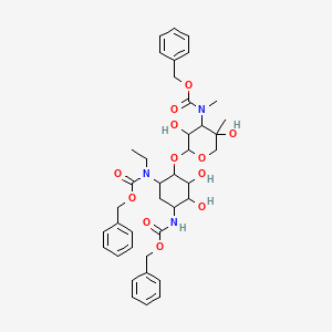 molecular formula C39H49N3O12 B1436082 Benzyl N-[2-[3,5-dihydroxy-5-methyl-4-[methyl(phenylmethoxycarbonyl)amino]oxan-2-yl]oxy-3,4-dihydroxy-5-(phenylmethoxycarbonylamino)cyclohexyl]-N-ethylcarbamate CAS No. 67666-42-6
