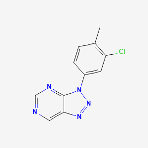 molecular formula C11H8ClN5 B1436850 3-(3-氯-4-甲基苯基)-3H-[1,2,3]三唑并[4,5-D]嘧啶-7-YL 氢离子+ CAS No. 1082499-58-8