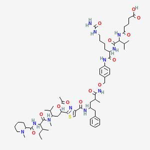 molecular formula C62H93N11O13S B1436919 5-[[1-[[1-[4-[[[4-[[2-[1-Acetyloxy-4-methyl-3-[methyl-[3-methyl-2-[(1-methylpiperidine-2-carbonyl)amino]pentanoyl]amino]pentyl]-1,3-thiazole-4-carbonyl]amino]-2-methyl-5-phenylpentanoyl]amino]oxymethyl]anilino]-6-(carbamoylamino)-1-oxohexan-2-yl]amino]-3-methyl-1-oxobutan-2-yl]amino]-5-oxopentanoic acid CAS No. 1810002-87-9