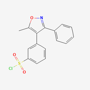 molecular formula C16H12ClNO3S B1436961 3-(5-甲基-3-苯基异恶唑-4-基)苯-1-磺酰氯 CAS No. 1709956-95-5