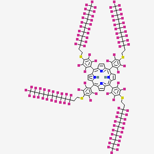 molecular formula C92H26F100N4S4 B1437761 5,10,15,20-Tetrakis{2,3,5,6-tetrafluoro-4-[(3,3,4,4,5,5,6,6,7,7,8,8,9,9,10,10,11,11,12,12,12-henicosafluorododecyl)sulfanyl]phenyl}porphyrin CAS No. 956790-67-3
