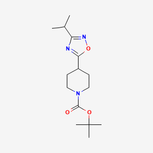 molecular formula C15H25N3O3 B1439051 4-(3-Isopropyl-[1,2,4]oxadiazol-5-yl)piperidine-1-carboxylic acid tert-butyl ester CAS No. 913264-42-3