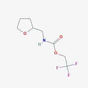 molecular formula C8H12F3NO3 B1439567 2,2,2-trifluoroethyl N-(oxolan-2-ylmethyl)carbamate CAS No. 1197504-90-7