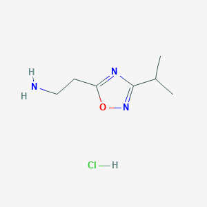 [2-(3-Isopropyl-1,2,4-oxadiazol-5-yl)ethyl]amine hydrochloride